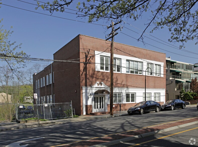 More Photos Of 239 Great Neck Rd, Great Neck Office For Sale