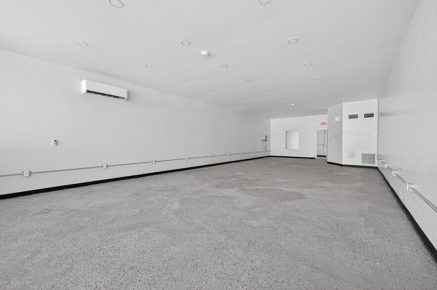 More Photos Of 517-519 W International Speedway Blvd, Daytona Beach Freestanding For Sale