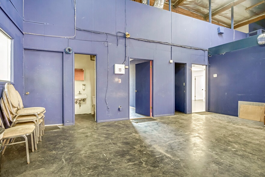 More Photos Of 13333-13345 Saticoy St, North Hollywood Warehouse For Lease