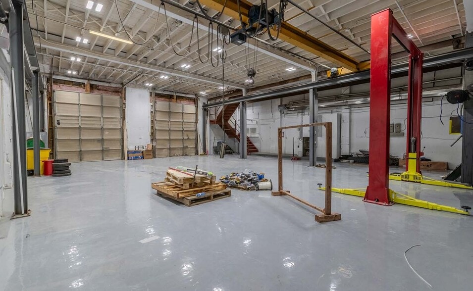 More Photos Of 326 Wellington St N, Kitchener Manufacturing For Lease