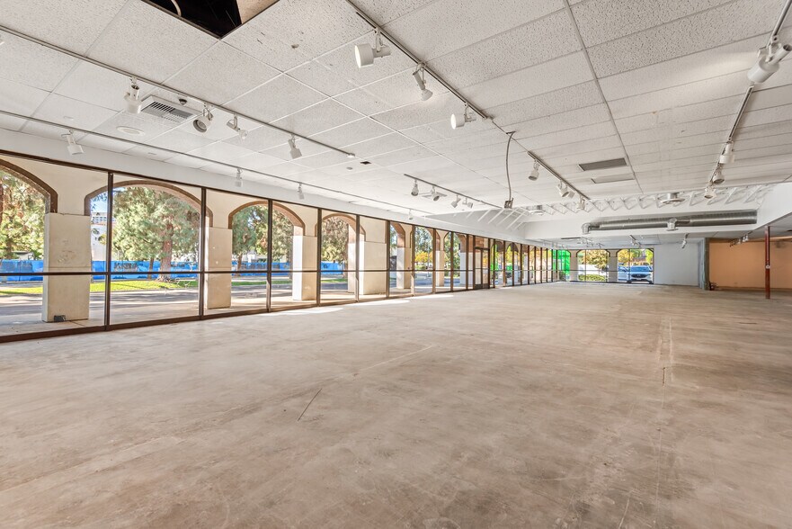 More Photos Of 21725 Erwin St, Woodland Hills Storefront Retail Office For Sale