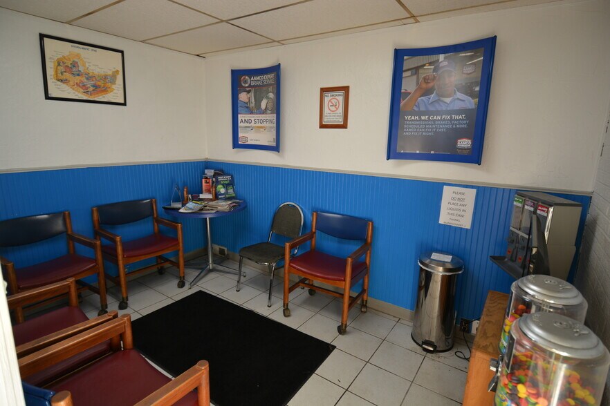 More Photos Of 2212 Wilmington Pike, Dayton Auto Repair For Sale