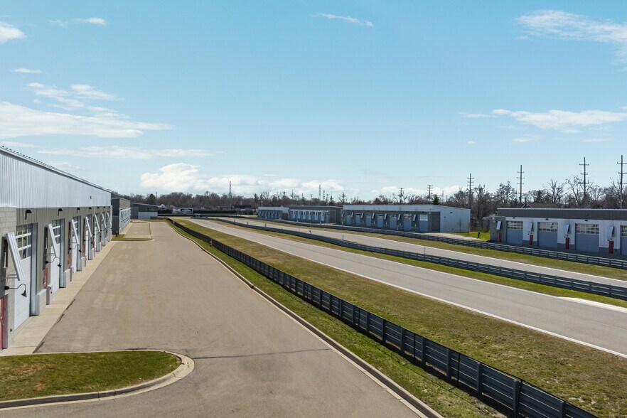 More Photos Of 135 W Speed Way, Pontiac Showroom For Sale