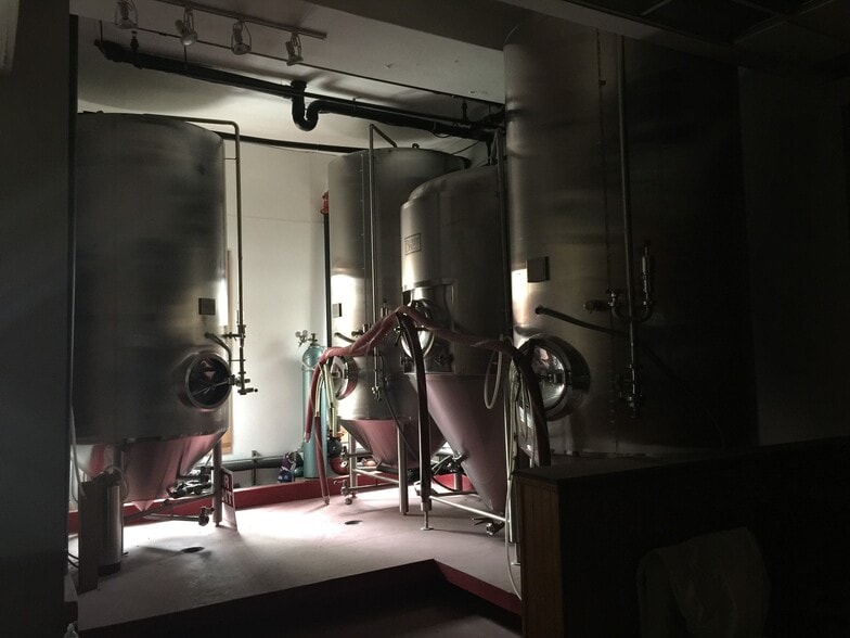 More Photos Of 44-46 Commerce St, Newark Bar For Lease