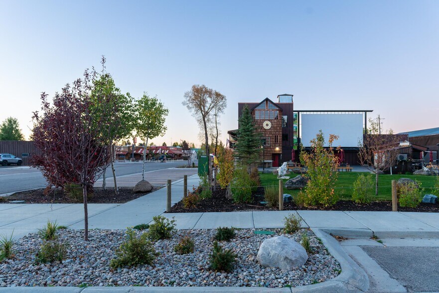 More Photos Of 117 Pine St, Pinedale Restaurant For Sale