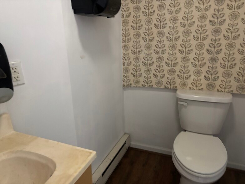 More Photos Of 835-839 Orange St, Bedford Light Distribution For Lease