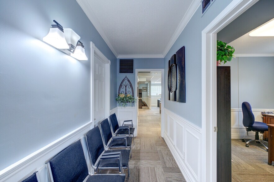 More Photos Of 127 Charing Cross St, Brantford Office For Sale