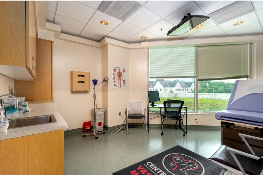 More Photos Of 8860 Columbia 100 Pkwy, Columbia Medical For Sale