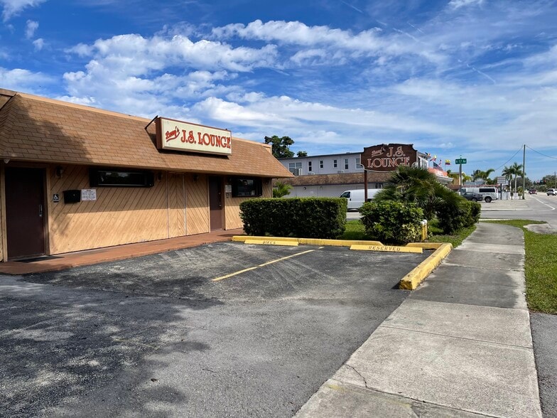 More Photos Of 5701 Johnson St, Hollywood Bar For Sale