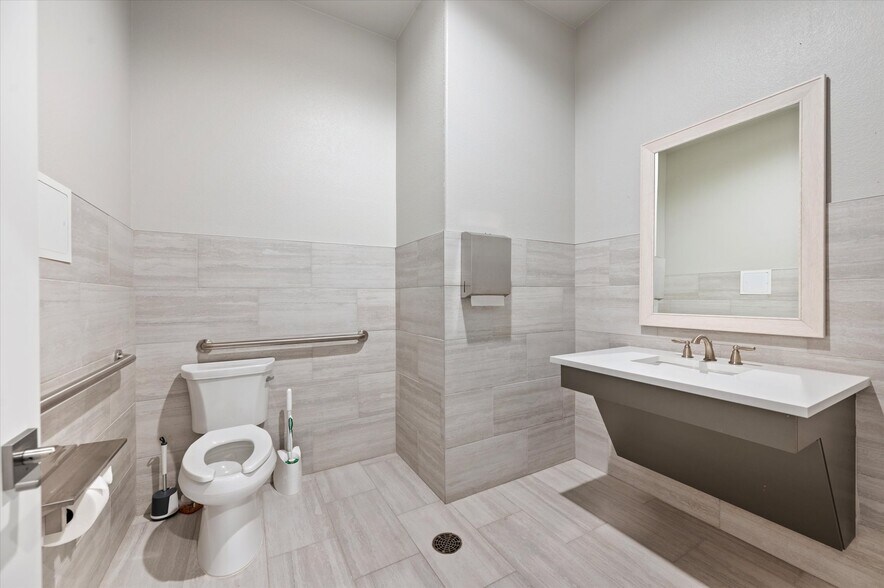 More Photos Of 350 Rufe Snow Dr, Keller Medical For Lease