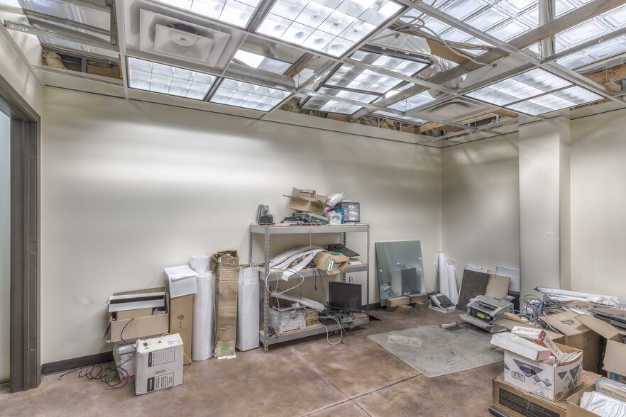 More Photos Of 204 S Broadway, Coweta Office For Sale