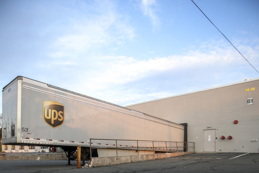 More Photos Of 415 Hamburg Tpke, Wayne Manufacturing For Lease