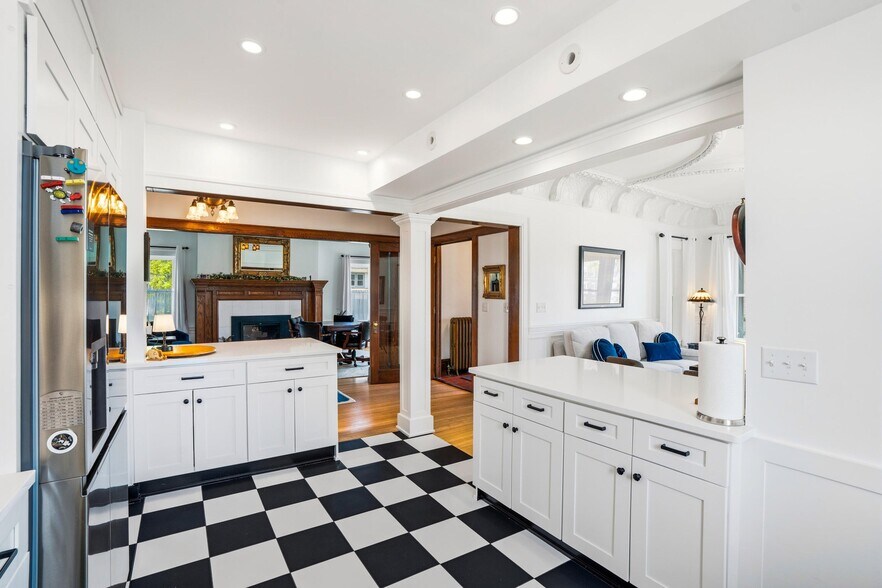 More Photos Of 90 S Main St, Hartford Hospitality For Sale