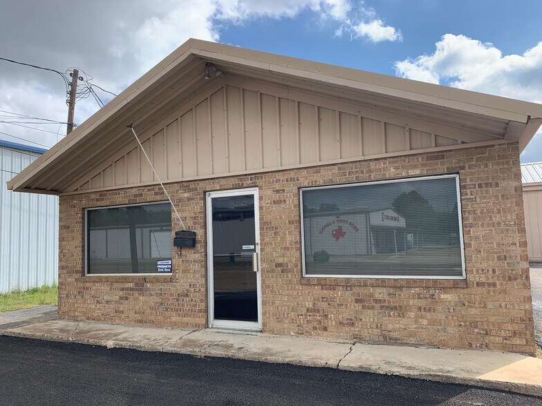 Primary Photo Of 820 S Commerce St, Kilgore Flex For Lease