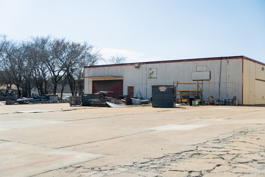 More Photos Of 1616 N Interstate 35 N, Lancaster Flex For Sale