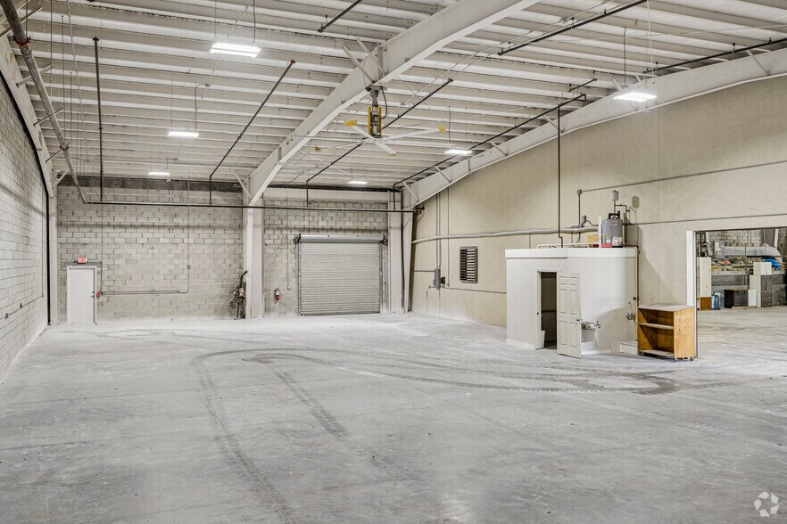 More Photos Of 740 NW Enterprise Dr, Port Saint Lucie Manufacturing For Lease