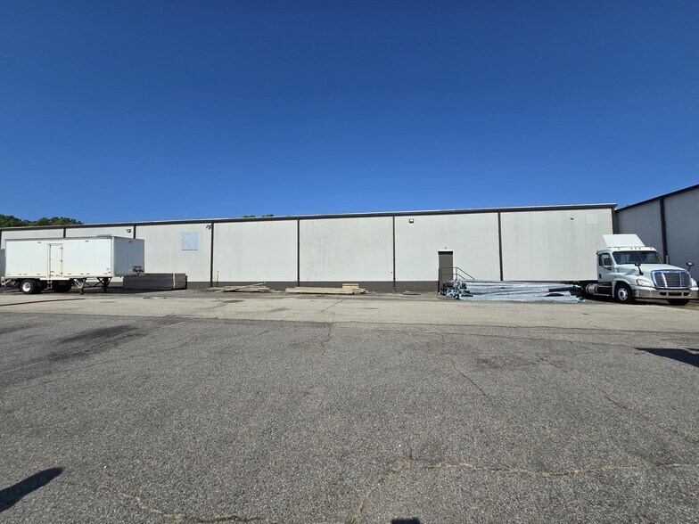More Photos Of 11042 Wildwood Dr, Olive Branch Warehouse For Lease