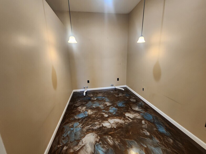 More Photos Of 109 W Poplar St, Harrisburg Specialty For Sale