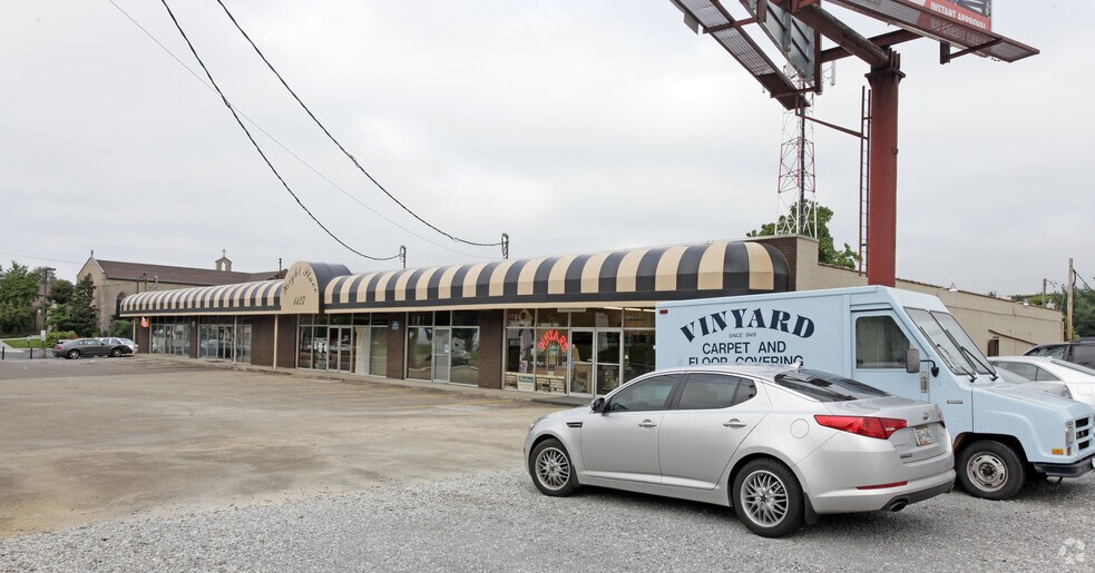 More Photos Of 1127 N Broadway St, Knoxville Freestanding For Lease