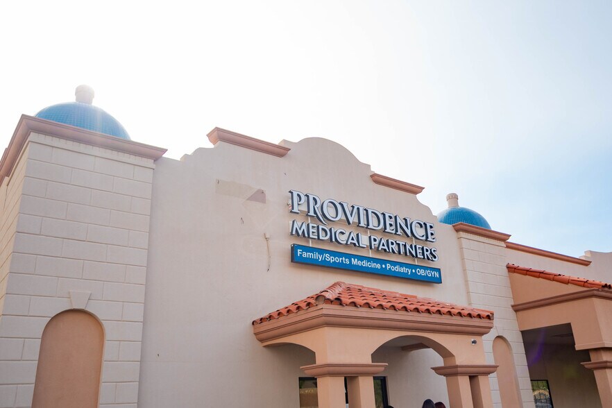 More Photos Of 9870 N Gateway Blvd, El Paso Office For Lease