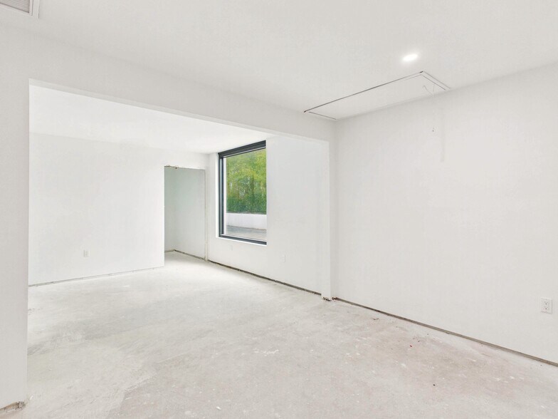 More Photos Of 1111 5th Ave S, Naples Freestanding For Sale