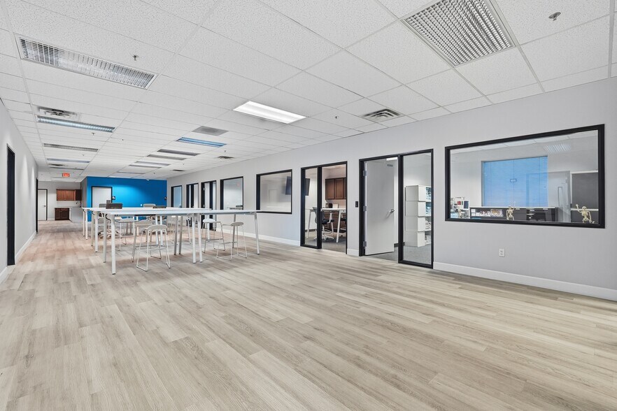 More Photos Of 3401 E Harbour Dr, Phoenix Light Manufacturing For Lease