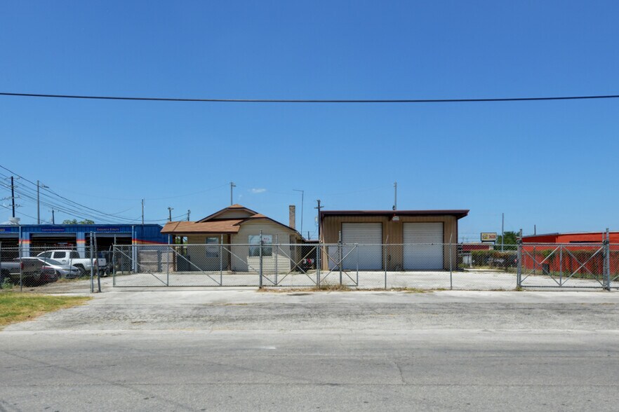 More Photos Of 113 W Lindbergh Blvd, Universal City Service For Sale