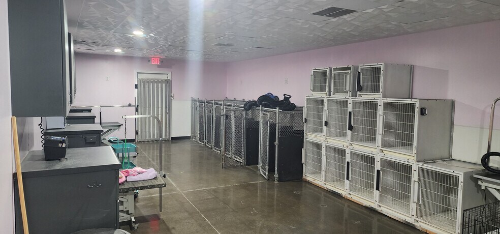 More Photos Of 4015 Fawnbrooke Dr, Indian Trail Veterinarian Kennel For Sale