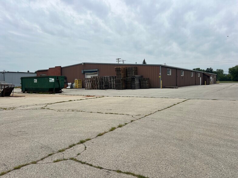 More Photos Of 520 Progress Dr, Hartland Distribution For Lease