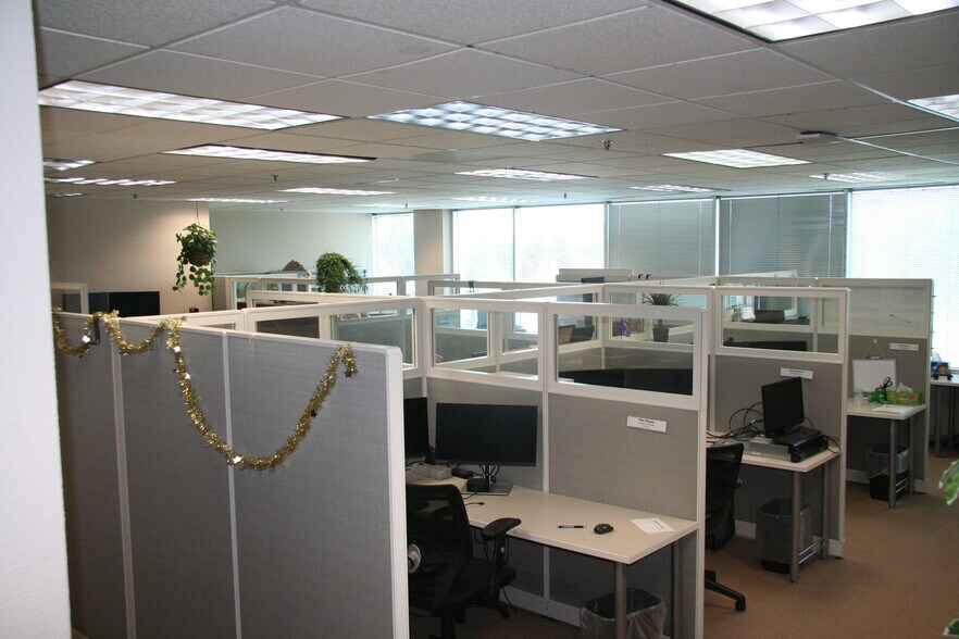 More Photos Of N28W23050 Roundy Dr, Pewaukee Office For Sale