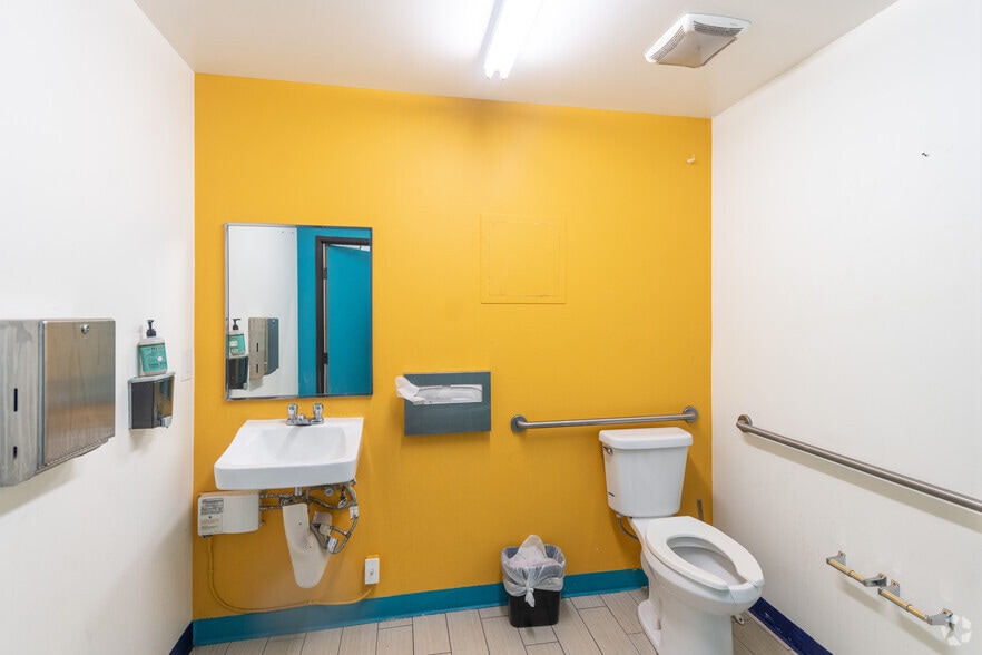 More Photos Of 1150 E 12th St, Los Angeles Showroom For Sale