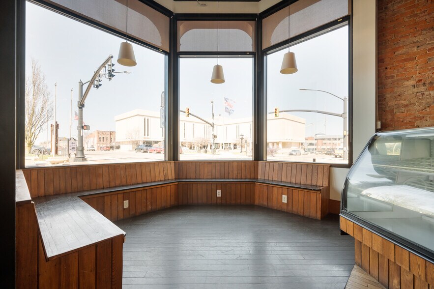 More Photos Of 108 S Walnut St, Muncie Office For Sale