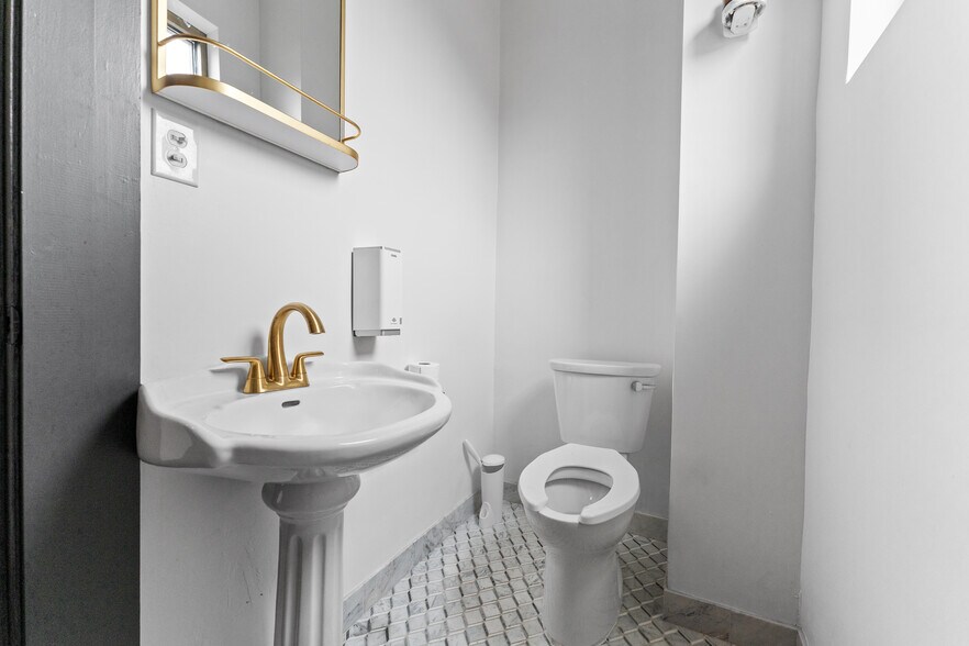 More Photos Of 2-8 W Main St, Carmel Storefront Retail Office For Lease