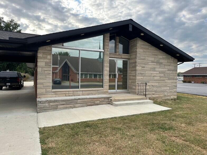 More Photos Of 1011 N 8th St, Vandalia Office For Sale