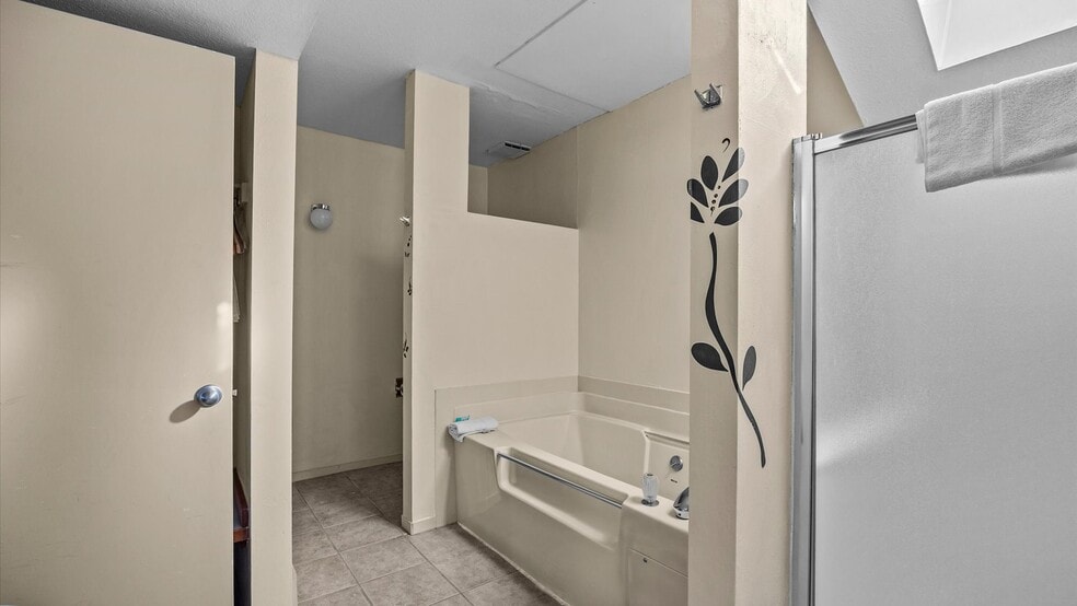 More Photos Of 1702 E Main St, Montrose Hotel For Sale