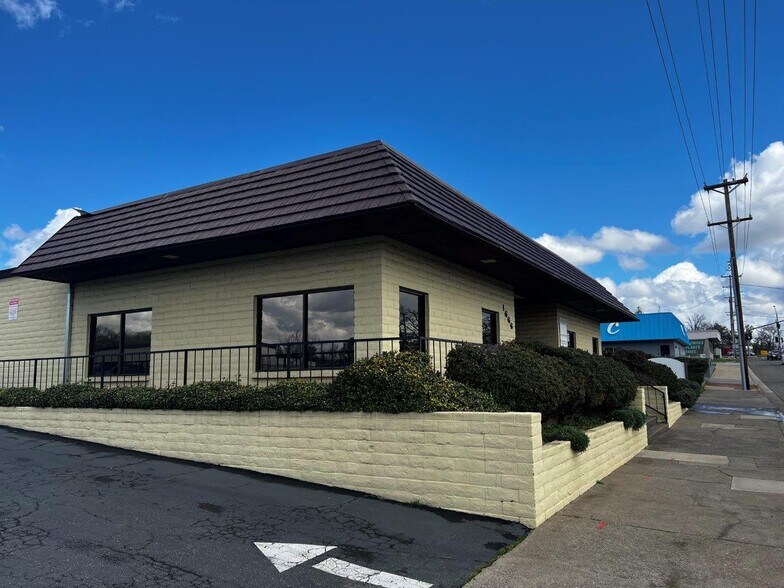 More Photos Of 1666 E Cypress Ave, Redding Office For Lease