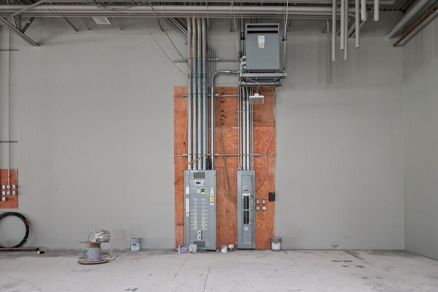 More Photos Of 662-868 E Big Beaver Rd, Troy Storefront For Lease