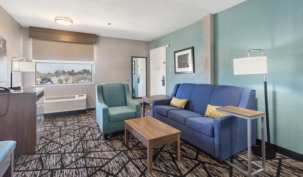 More Photos Of 201 W Hill Park Cir, Huntsville Hotel For Sale