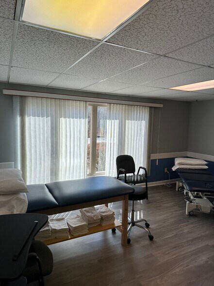 More Photos Of 12 Parmenter Rd, Londonderry Medical For Lease