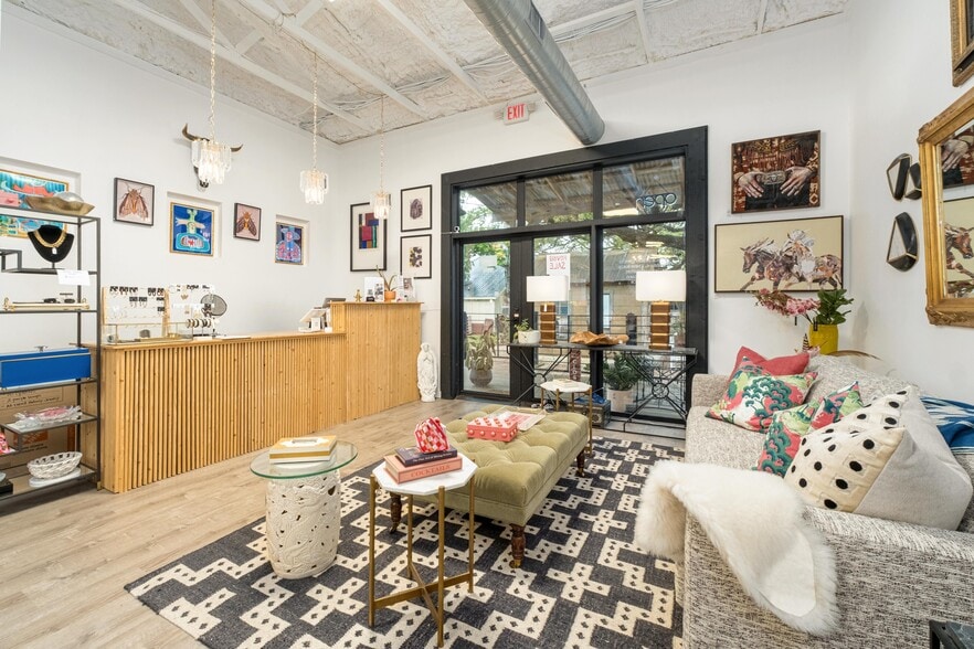 More Photos Of 330 W Mercer St, Dripping Springs Freestanding For Lease