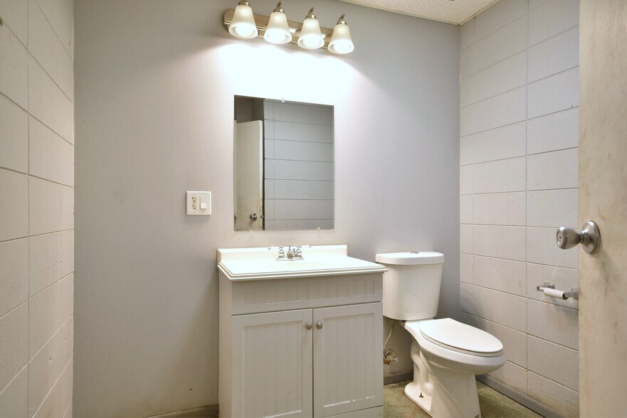 More Photos Of 5700 41st, Forest View Sports And Entertainment For Sale