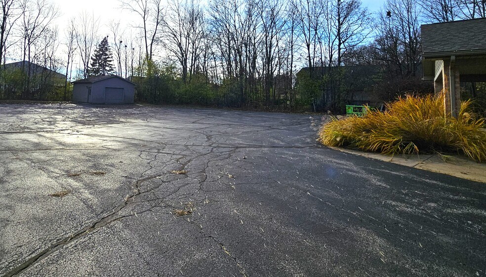 More Photos Of 3165 Cabaret Trl S, Saginaw Office For Sale