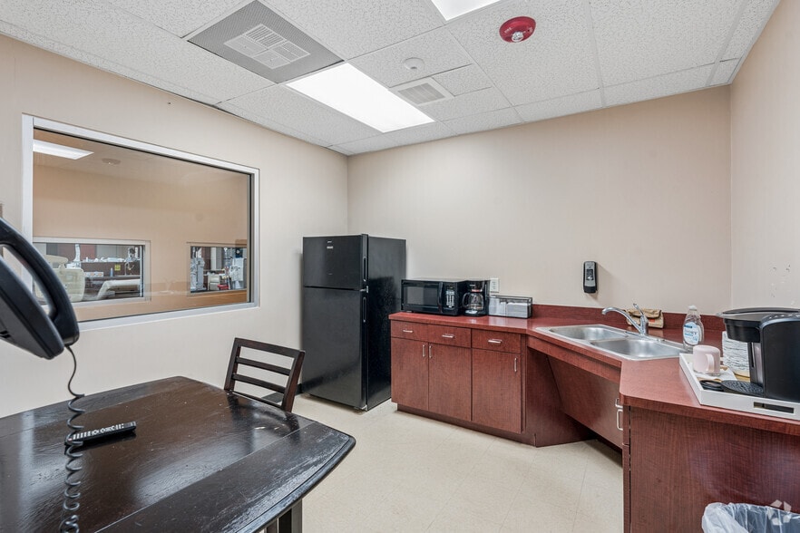 More Photos Of 5603 Highway 6, Missouri City Freestanding For Lease