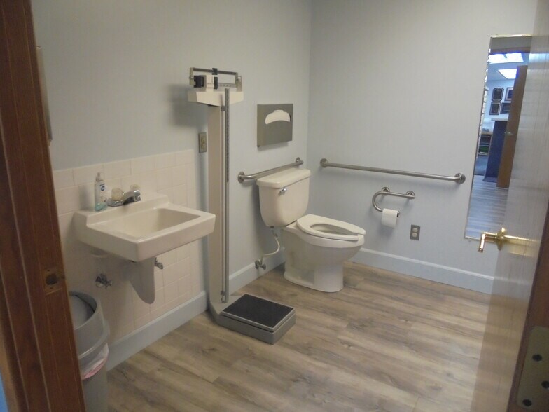 More Photos Of 320 E Hobsonway, Blythe Healthcare For Sale
