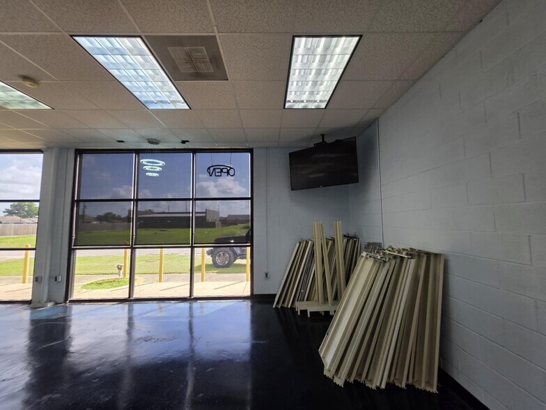 More Photos Of 8799 State Highway 35 N, Van Vleck Convenience Store For Sale