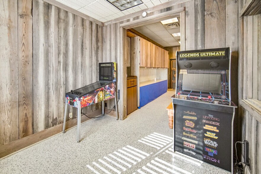 More Photos Of 111 E Dempsey St, Bryson General Retail For Lease