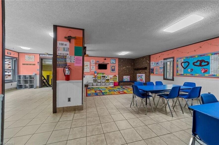 More Photos Of 1501 Upland Dr, Greensboro Office For Sale