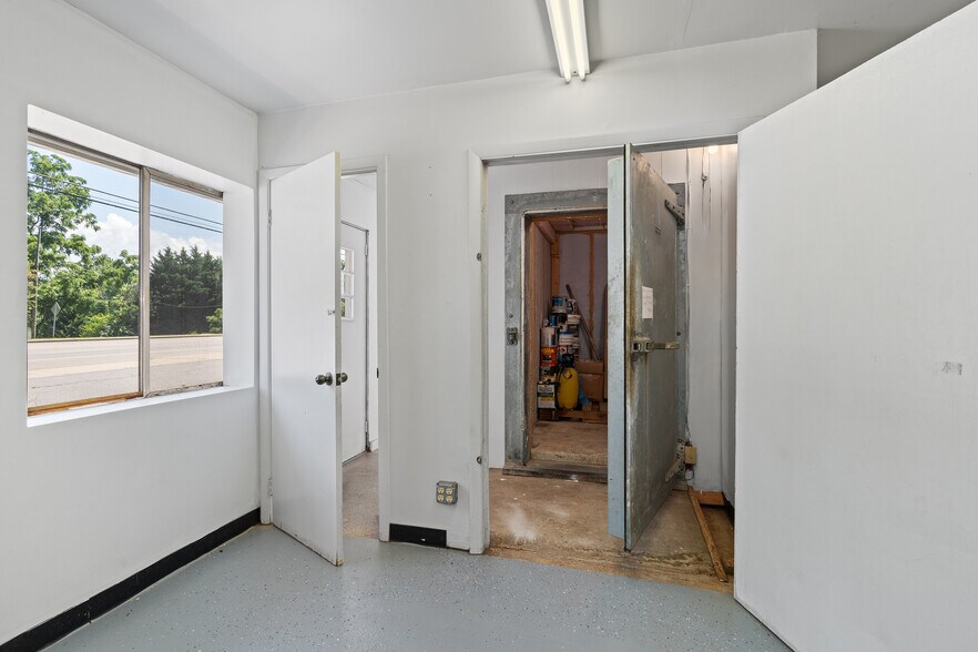 More Photos Of 8275 Carolina Blvd, Clyde General Retail For Sale