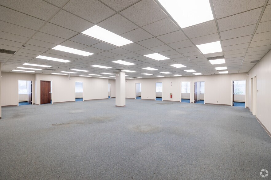 More Photos Of 80 Cottontail Ln, Somerset Office For Lease