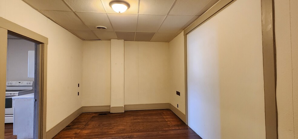 More Photos Of 104 E Main St, Washington Flex For Sale